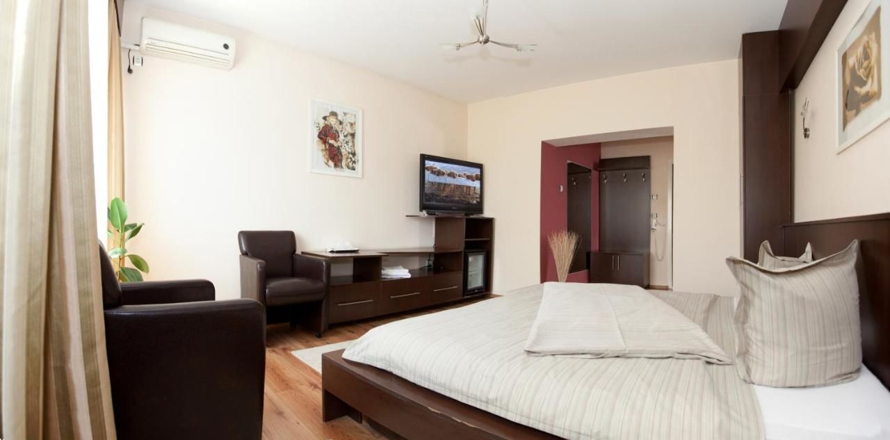 Отель Hotel Sheriff Бистрица
