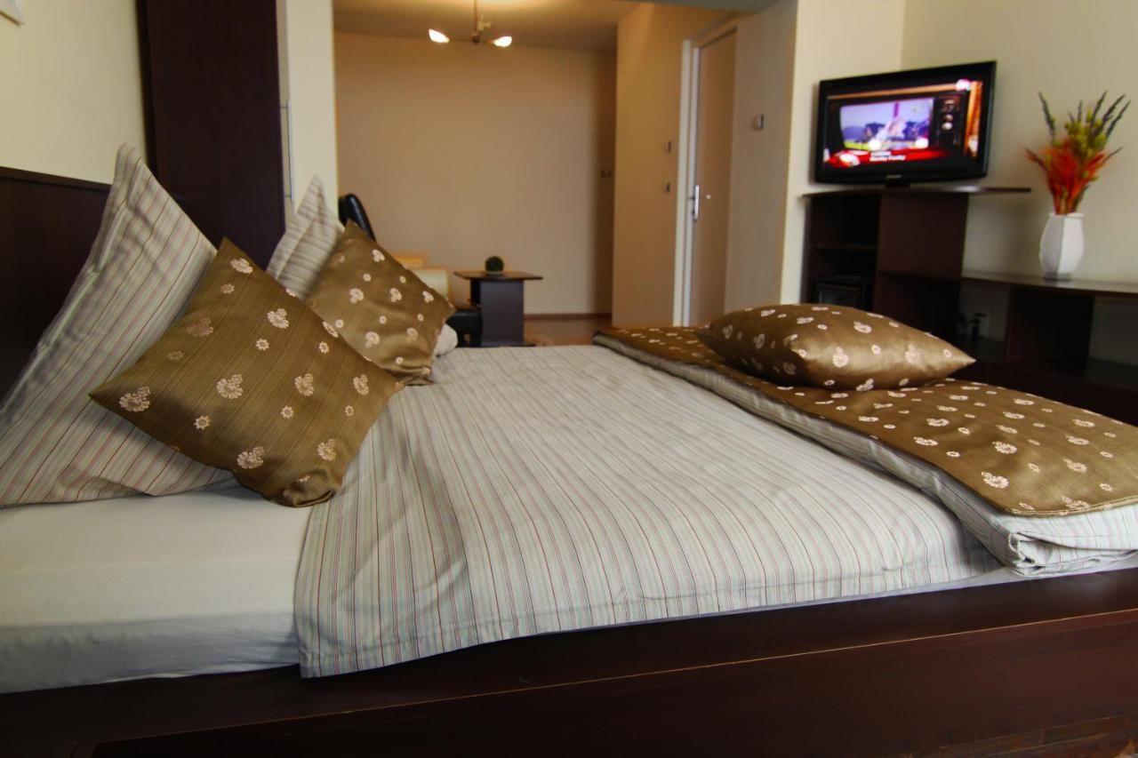 Отель Hotel Sheriff Бистрица