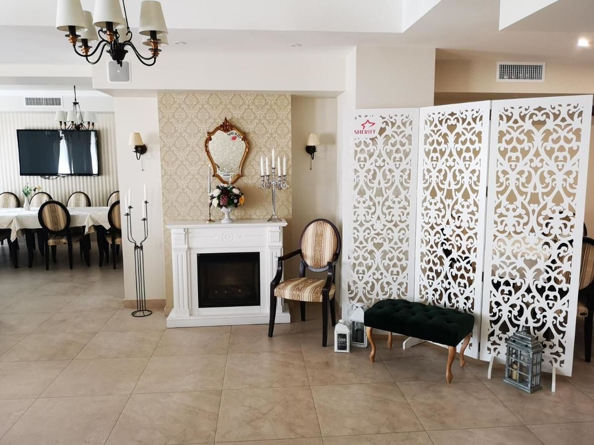 Отель Hotel Sheriff Бистрица